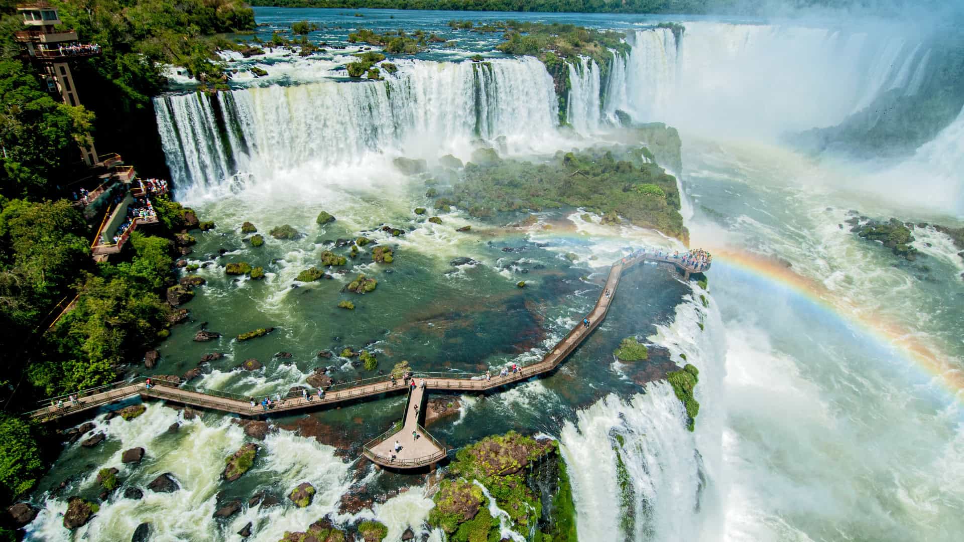 Cataratas do Iguaçu com arco-íris e passarelas.